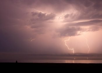 El Instituto de Meteorología de Cuba advierte permanecer fuera del agua durante tormentas eléctricas.