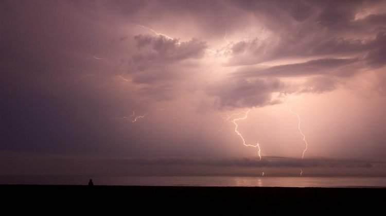 El Instituto de Meteorología de Cuba advierte permanecer fuera del agua durante tormentas eléctricas.