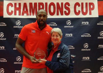 El cubano Robertlandy Simón es premiado como el MVP en la Copa de Campeones de Norceca, celebrada en Colorado Springs, Estados Unidos. Foto: norceca.net