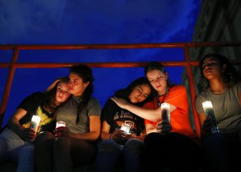 De izquierda a derecha, Melody Stout, Hannah Payan, Aaliyah Alba, Sherie Gramlich y Laura Barrios se consuelan unas a otras durante una vigilia por las víctimas del tiroteo del sábado 3 de agosto de 2019 en El Paso, Texas. Foto: John Locher/ AP.