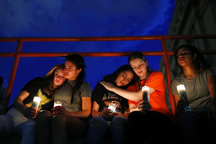 De izquierda a derecha, Melody Stout, Hannah Payan, Aaliyah Alba, Sherie Gramlich y Laura Barrios se consuelan unas a otras durante una vigilia por las víctimas del tiroteo del sábado 3 de agosto de 2019 en El Paso, Texas. Foto: John Locher/ AP.
