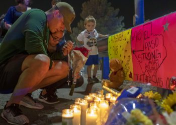 Personas rezan en un memorial para las víctimas de un tiroteo en El Paso, Texas, el domingo 4 de agosto de 2019. Foto: Andres Leighton / AP.