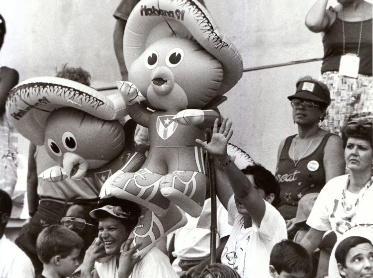Público durante los Juegos Panamericanos de La Habana 91' con el Tocopán, la mascota del evento. Foto: Trabajadores / Archivo.