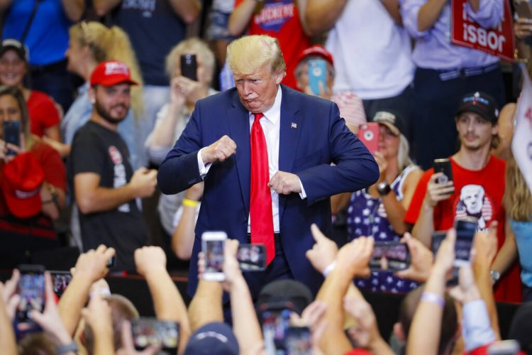 El presidente Donald Trump durante un mitin de campaña en LA U.S. Bank Arena, el jueves 1 de agosto de 2019, en Cincinnati. (Foto AP/John Minchillo)