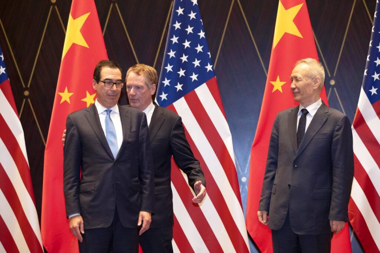 El representante comercial estadounidense Robert Lighthizer, al centro, intercambia posición con el secretario del Tesoro Steven Mnuchin, mientras a la derecha se encuentra el vicepresidente chino Liu He looks, en el Centro de Conferencias Xijiao, en Shanghai, el 31 de julio de 2019. Foto: Ng Han Guan / AP / Pool.