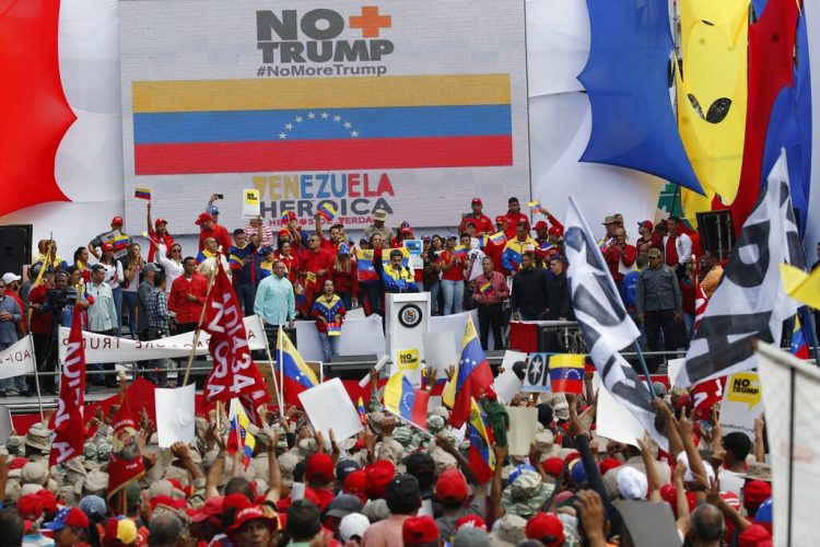 El presidente venezolano Nicolás Maduro ofrece un discurso durante una concentración realizada en rechazo a las sanciones que acordó el presidente estadounidense Donald Trump, en Caracas, Venezuela, el sábado 10 de agosto de 2019. (AP Foto/Ariana Cubillos)