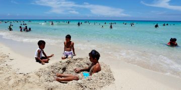 Foto de archivo de niños jugando en la arena de una playa cubana. Foto: Ernesto Mastrascusa / EFE / Archivo.
