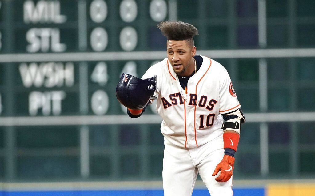 El cubano Yuli Gurriel, de los Astros de Houston, celebra con un gesto hacia su caseta después de conectar un doblete de dos anotaciones en el primer inning del juego ante los Tigres de Detroit, el lunes 19 de agosto de 2019, en Houston. Foto: David J. Phillip / AP.