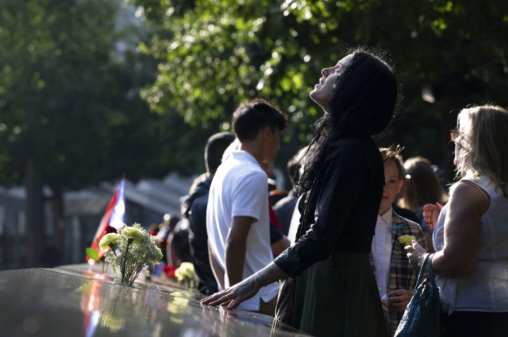 Una mujer arriba a la ceremonia por el 18 aniversario de los ataques del 11 de septiembre de 2001 en el Monumento Nacional 11 de Septiembre, Nueva York, miércoles 11 de septiembre de 2019. Foto: Mark Lennihan / AP.