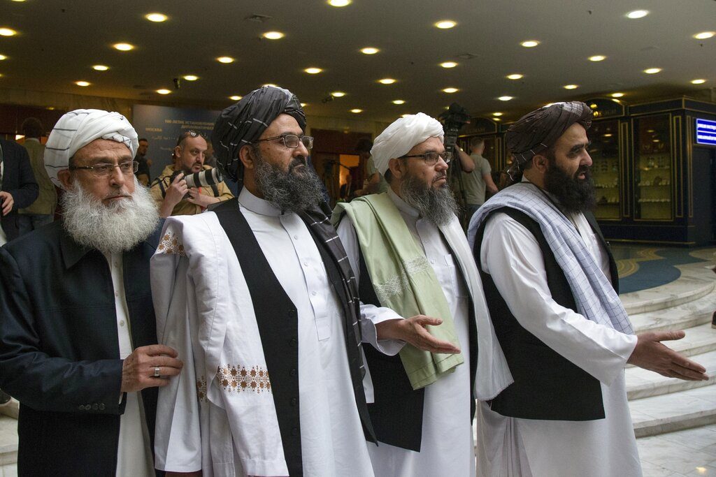 En esta imagen de archivo, tomada el 28 de mayo de 2019, el mulá Abdul Ghani Baradar (segundo por la izquierda), el líder político de los talibanes, llega acompañado por otros miembros de la delegación insurgente a conversaciones en Moscú, Rusia. Foto: Alexander Zemlianichenko / AP / Archivo.