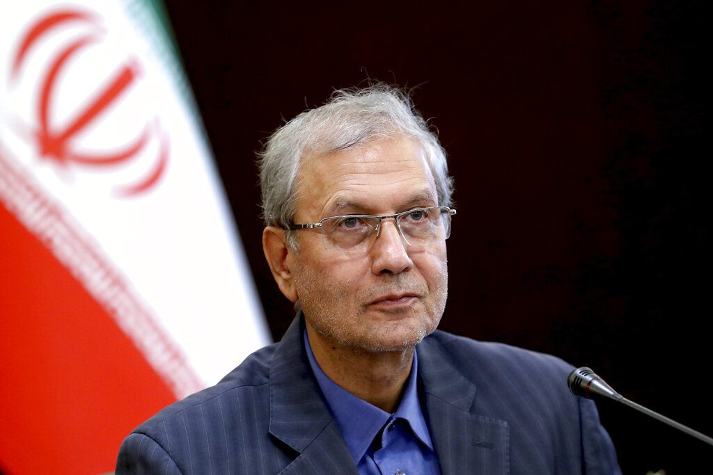 El portavoz del gobierno iraní Ali Rabiei en una conferencia de prensa en Teherán, Irán. Foto: Ebrahim Noroozi / AP.