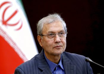 El portavoz del gobierno iraní Ali Rabiei en una conferencia de prensa en Teherán, Irán. Foto: Ebrahim Noroozi / AP.