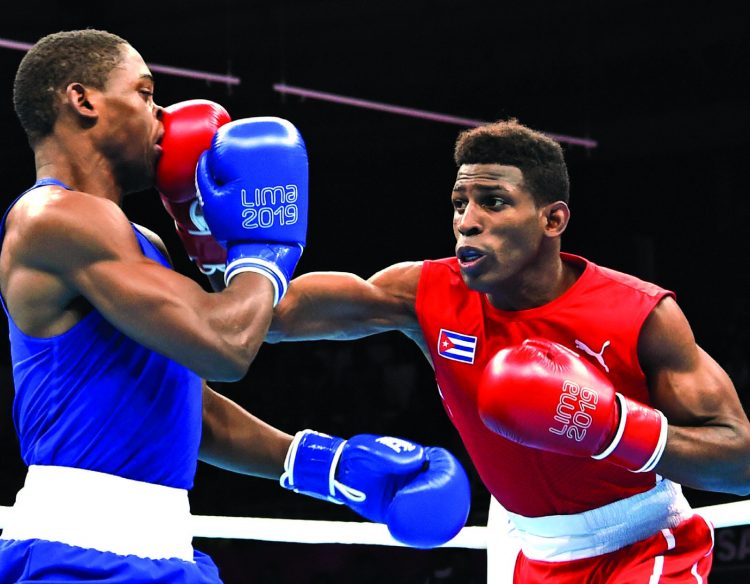 El boxeador cubano Andy Cruz (d), de los 64 kg, en su combate frente al estadounidense Keyshaw Davis en la final de los Juegos Panamericanos de Lima 2019. Foto: EFE / Archivo.
