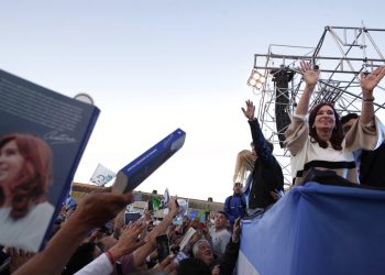 La expresidenta argentina Cristina Fernández, derecha, saluda a sus seguidores durante la presentación de su nuevo libro, en Buenos Aires, Argentina, el sábado 21 de septiembre de 2019. (AP Foto/Natacha Pisarenko)
