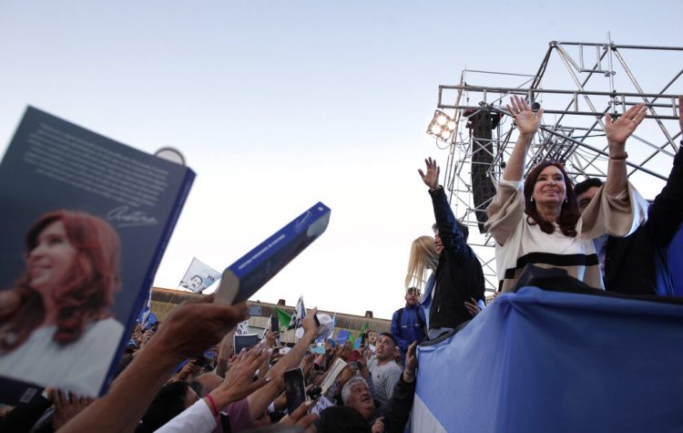 La expresidenta argentina Cristina Fernández, derecha, saluda a sus seguidores durante la presentación de su nuevo libro, en Buenos Aires, Argentina, el sábado 21 de septiembre de 2019. (AP Foto/Natacha Pisarenko)