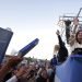 La expresidenta argentina Cristina Fernández, derecha, saluda a sus seguidores durante la presentación de su nuevo libro, en Buenos Aires, Argentina, el sábado 21 de septiembre de 2019. (AP Foto/Natacha Pisarenko)