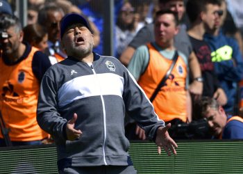 Diego Maradona, técnico de Gimnasia y Esgrima La Plata, se lamenta luego que su equipo pierde una oportunidad de gol, durante un partido ante Racing, el domingo 15 de septiembre de 2019. Foto: Gustavo Garello/ AP.