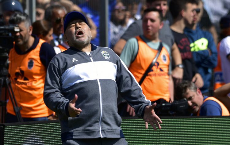 Diego Maradona, técnico de Gimnasia y Esgrima La Plata, se lamenta luego que su equipo pierde una oportunidad de gol, durante un partido ante Racing, el domingo 15 de septiembre de 2019. Foto: Gustavo Garello/ AP.