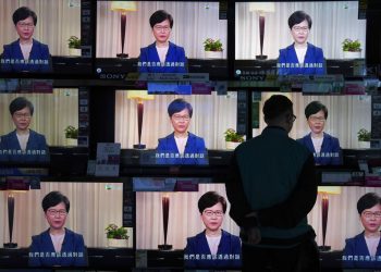 Un hombre observa el mensaje televisado de la jefa ejecutiva de Hong Kong, Carrie Lam, sobre la polémica ley de extradición del territorio, en una tienda de electrodomésticos, en Hong Kong, el 4 de septiembre de 2019. (AP Foto/Vincent Yu)