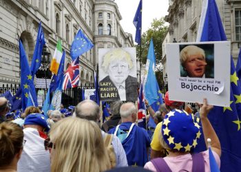 Simpatizantes de que Gran Bretaña permanezca en la Unión Europea protestan frente a la residencia del primer ministro Boris Johnson en Downing Street, en Londres. (Foto AP/Matt Dunham)