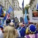 Simpatizantes de que Gran Bretaña permanezca en la Unión Europea protestan frente a la residencia del primer ministro Boris Johnson en Downing Street, en Londres. (Foto AP/Matt Dunham)