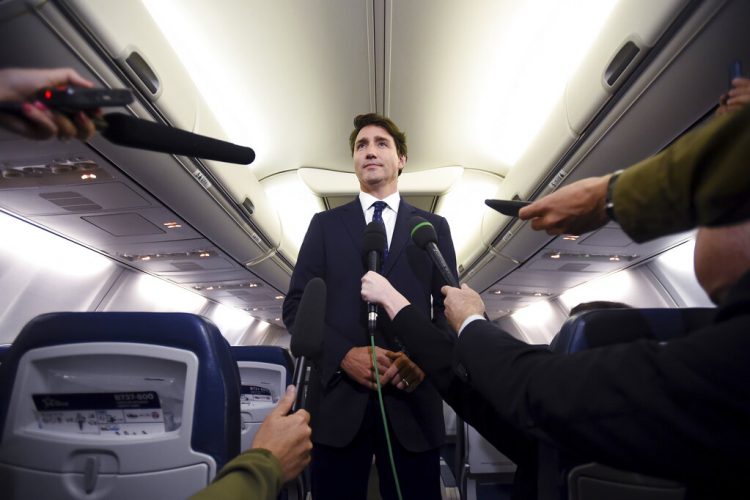 El primer ministro canadiense y líder del Partido Liberal, Justin Trudeau, hace declaraciones a reporteros que lo acompañaban a un acto de campaña cuando iban en un avión en Halifax, Nueva Escocia, el miércoles 18 de septiembre de 2019. Foto: Sean Kilpatrick/The Canadian Press vía AP.