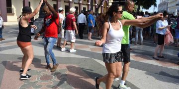 Bailadores de casino en el Paseo del Prado, en La Habana. Foto: Otmaro Rodríguez / Archivo.