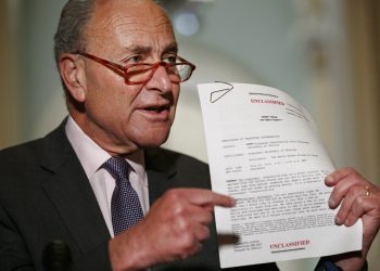 El líder de la minoría del Senado, Chuck Schumer, señala a una copia del borrador de la transcripción de una llamada telefónica entre el presidente Donald Trump y el presidente de Ucrania mientras habla con la prensa el miércoles 25 de septiembre de 2019 en el Capitolio en Washington. (AP Foto/Jacquelyn Martin)