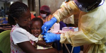 Una niña es vacunada contra el ébola en Beni, República Democrática del Congo. Foto: Jerome Delay / AP / Archivo.