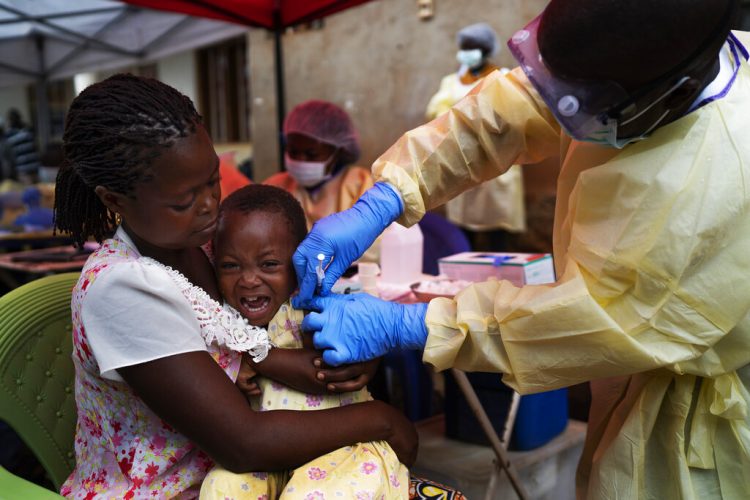Una niña es vacunada contra el ébola en Beni, República Democrática del Congo. Foto: Jerome Delay / AP / Archivo.