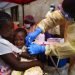 Una niña es vacunada contra el ébola en Beni, República Democrática del Congo. Foto: Jerome Delay / AP / Archivo.