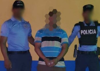 "Coyote" salvadoreño detenido por la policía de Honduras, mientras pretendía trasladar a migrantes rriegulares cubanos hacia la frontera con Guatemala, en su camino a los Estados Unidos. Foto: elsalvador.com