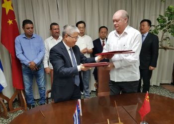 El Ministro del Comercio Exterior y la Inversión Extranjera de Cuba, Rodrigo Malmierca (der), y el Vicepresidente de la Agencia de Cooperación Internacional para el Desarrollo de China, Zhou Liujun, intercambian documentos durante la firma de varios acuerdos de cooperación bilateral, el 24 de septiembre de 2019. Foto: @R_Malmierca / Twitter.