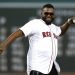 El exjugador de los Medias Rojas de Boston, el dominicano David Ortiz, hace el primer lanzamiento antes de un juego de béisbol contra los Yanquis de Nueva York, en Boston, el lunes 9 de septiembre de 2019. (AP Foto/Michael Dwyer)