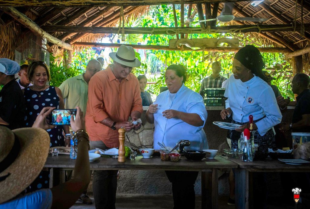 El presidente cubano Miguel Díaz-Canel comparte con las chefs Yamilet Magariño y Teresita Castillo en el cooking show del Mercado de la Tierra realizado en la finca privada Vista Hermosa, en la periferia de La Habana, el 29 de septiembre de 2019. Foto: Cubapaladar.