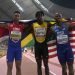El cubano Juan Miguel Echevarría (i) medallista de bronce en salto de longitud en el Campeonato Mundial de Doha, Catar, junto al nuevo campeón, el jamaicano Tajay Gayle (c) y el medallista de plata Jeff Henderson (d), de los Estados Unidos, el 28 de septiembre de 2019. Foto: Valdrin Xhemaj / EFE.