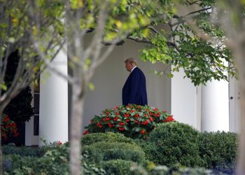 El presidente Donald Trump camina rumbo a la Oficina Oval de la Casa Blanca, el jueves 26 de septiembre de 2019, en Washington. (AP Foto/Carolyn Kaster)