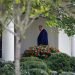 El presidente Donald Trump camina rumbo a la Oficina Oval de la Casa Blanca, el jueves 26 de septiembre de 2019, en Washington. (AP Foto/Carolyn Kaster)