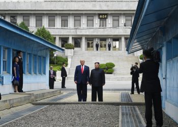 En esta foto de archivo del 30 de junio de 2019, el presidente Donald Trump se reúne con el líder norcoreano Kim Jong Un en la aldea de Panmunjom, en la Zona Desmilitarizada entre ambas Coreas. Trump acude a Naciones Unidas la semana que viene, con una pesada carga de desafíos no resueltos en política exterior que involucran a Irán, Corea del Norte, Afganistán, el Medio Oriente y más. (Foto AP/Susan Walsh)