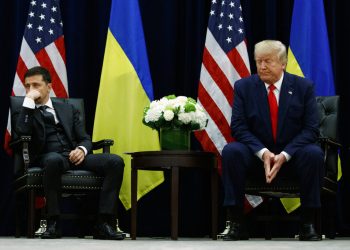 El presidente de Estados Unidos, Donald Trump, durante una reunión con el presidente de Ucrania, Volodymyr Zelenskiy, en el hotel InterContinental Barclay de Nueva York, en un aparte de la Asamblea General de Naciones Unidas, el miércoles 25 de septiembre de 2019 en Nueva York. Foto: Evan Vucci/AP.