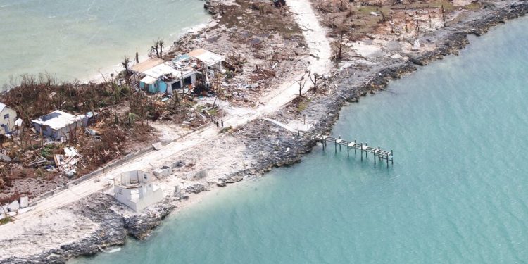 Una imagen aérea muestra la destrucción dejada por el huracán Dorian en Marsh Harbor, isla de Ábaco, Bahamas, el miércoles 4 de septiembre de 2019. (AP Foto/Gonzalo Gaudenzi)