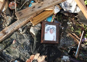 Artículos personales y escombros regados entre los extensos daños y destrucción tras el paso del huracán Dorian en The Mudd, en Gran Ábaco, Bahamas, el jueves 5 de septiembre de 2019. (AP Foto/Gonzalo Gaudenzi)