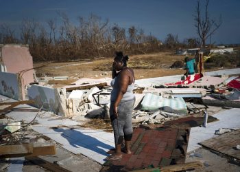 Una mujer llora al contemplar los restos de su hogar tras el paso del huracán Dorian, en High Rock, Gran Bahama, 6 de septiembre de 2019.  (AP Foto/Ramón Espinosa)