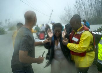 Voluntarios rescatan a varias familias que llegaron en pequeñas embarcaciones sobre las aguas crecidas por las lluvias que acompañaron al huracán Dorian, cerca del puente Causarina en Freeport, Gran Bahama, el martes 3 de septiembre de 2019. Foto: AP/Ramón Espinosa.