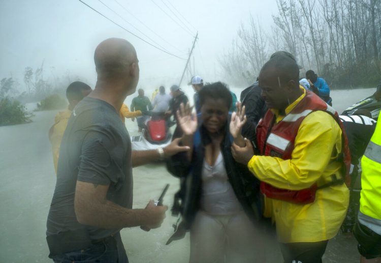 Voluntarios rescatan a varias familias que llegaron en pequeñas embarcaciones sobre las aguas crecidas por las lluvias que acompañaron al huracán Dorian, cerca del puente Causarina en Freeport, Gran Bahama, el martes 3 de septiembre de 2019. Foto: AP/Ramón Espinosa.