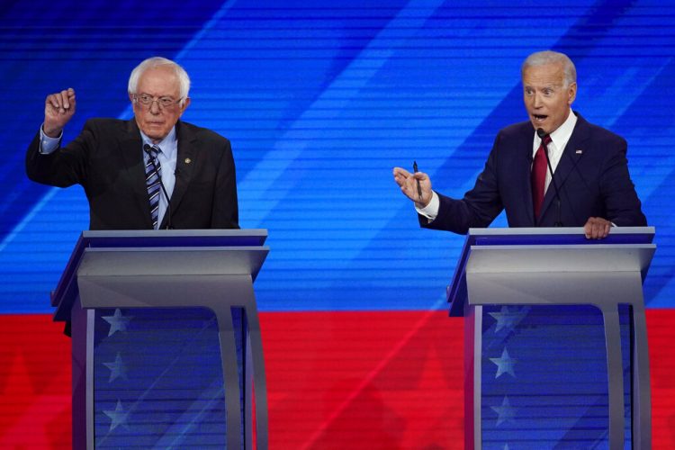 El senador independiente Bernie Sanders, izquierda, y el ex vicepresidente Joe Biden, derecha, hablan el jueves en un debate presidencial demócrata en la Universidad Texas Southern en Houston el jueves, 12 de septiembre del 2019 . Foto: David J. Phillip/ AP.