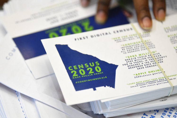 Un empleado muestra folletos relacionados con el censo 2020 de Estados Unidos en una reunión en el estado de Georgia, el 13 de abril de 2019. Foto: John Amis/ AP.