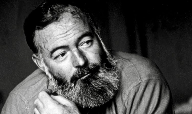 Hemingway en París después de la Segunda Guerra Mundial. Foto: Tomada de PBS.