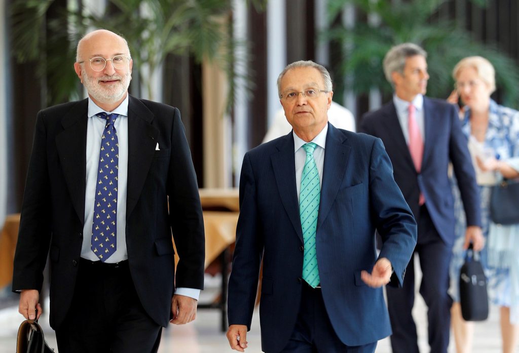 Juan Pablo de Laiglesia, Secretario de Estado de Cooperación Internacional de España, camina junto al embajador de España en Cuba, Juan José Buitrago (i), el lunes 9 de septiembre de 2019, en La Habana. Foto: Ernesto Mastrascusa / EFE.