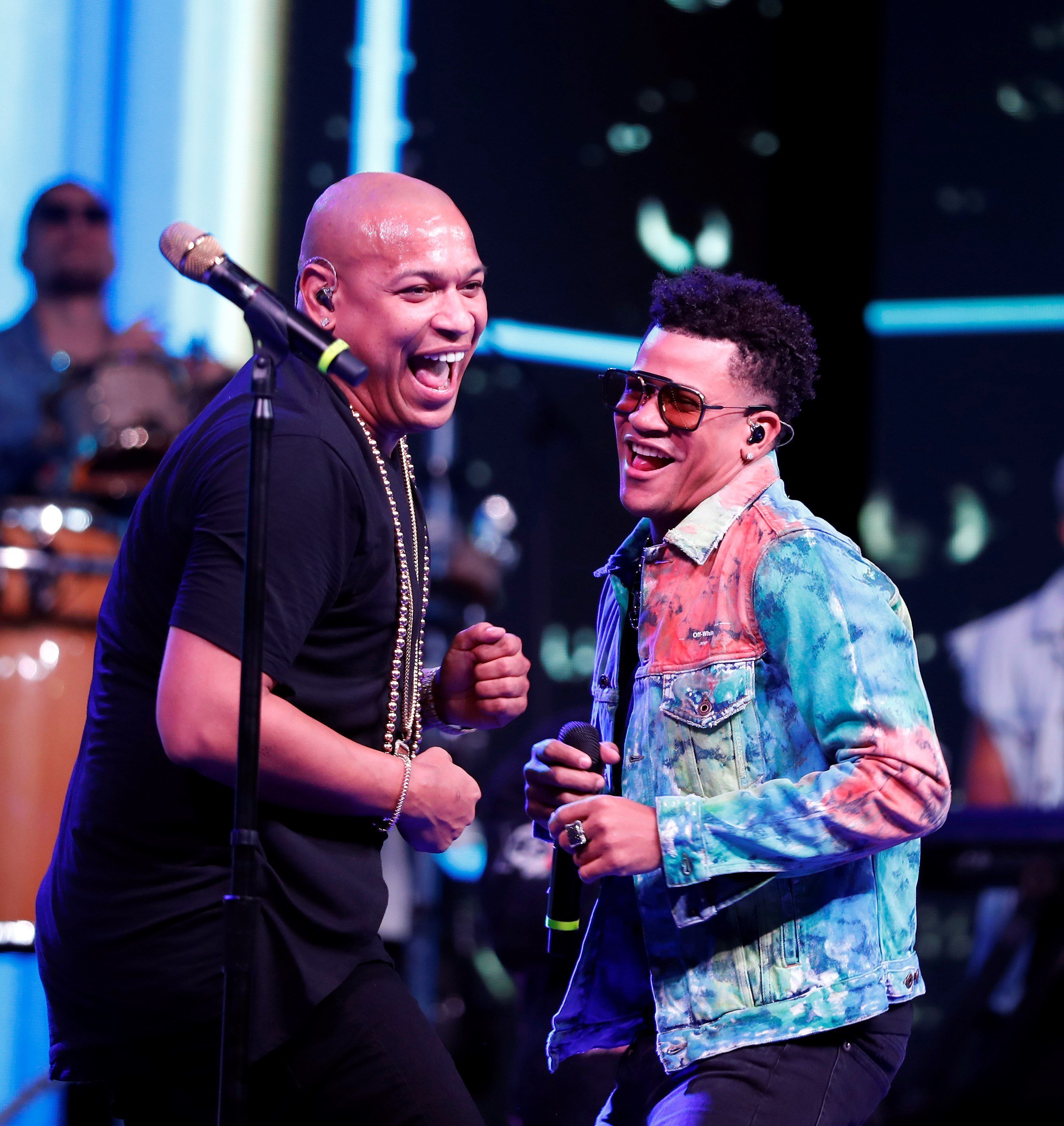 Alexander Delgado (i) y Randy Malcom contagiaron con su energía al público presente en su concierto del Malecón de La Habana, el sábado 7 de septiembre de 2019. Foto: Ernesto Mastrascusa / EFE.